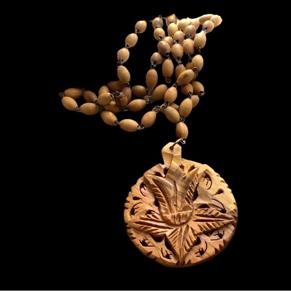 Vintage Stunning Wooden Medallion Flower Bohemian Necklace Women’s Jewelry - Picture 6 of 7